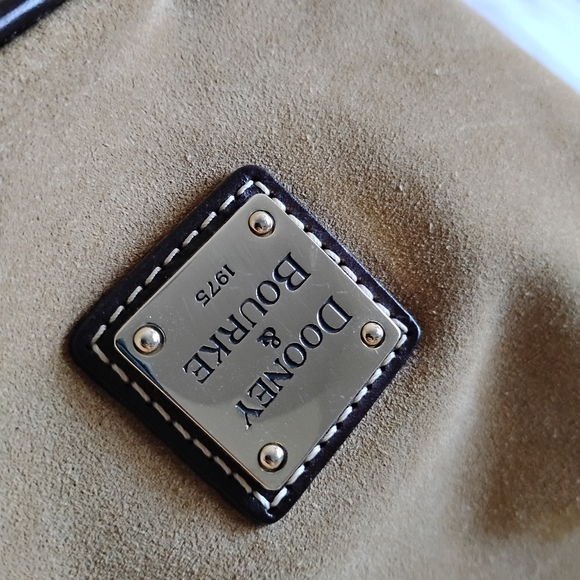 Dooney and Bourke shouldbag bucket - Picture 5 of 6